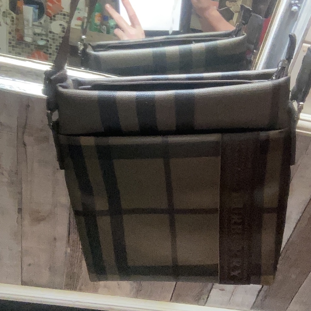 Burberry crossbody notauthentic